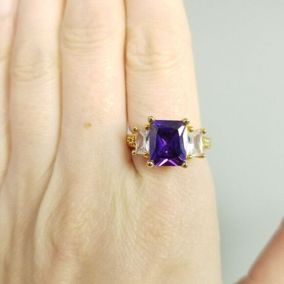 Vintage Dark Purple Rhinestone Ring, Size 8 Band, Gold Tone Setting, Estate - Picture 8 of 8